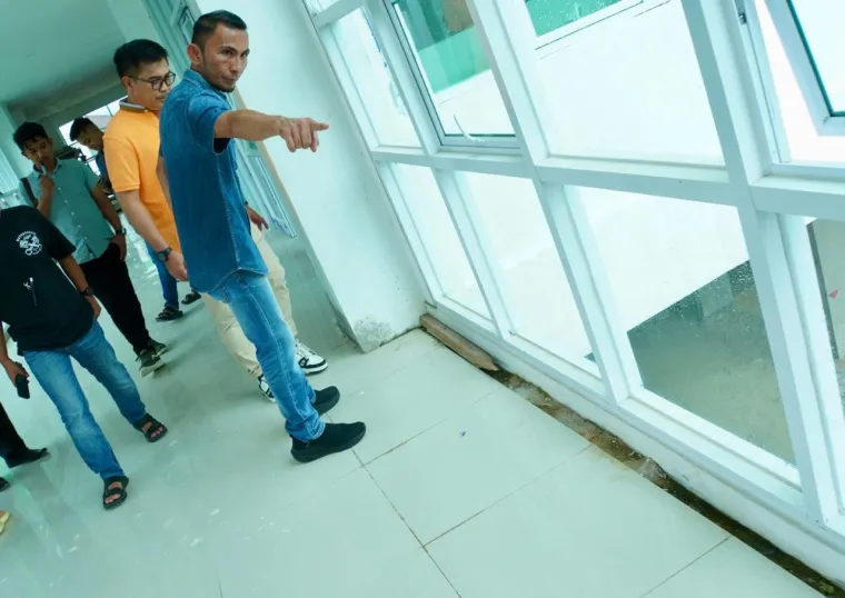 Wakil Wali Kota Padang Panjang, Allex Saputra didampingi Ketua Komisi III DPRD Padang Panjang, Mahdelmi ketika sidak di RSUD Padang Panjang, Senin (9/6/2025).  Foto: Kominfo Padang Panjang
