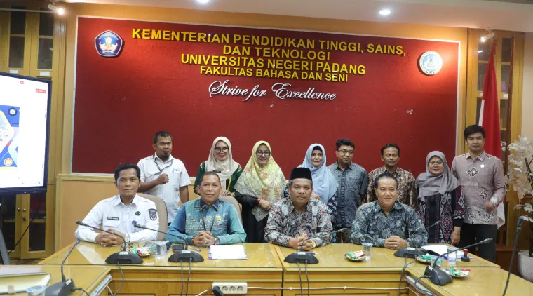 Penandatanganan Naskah Kerja Sama bertempat di ruang sidang FBS UNP Kampus Air Tawar Padang pada Rabu (11/6). Foto MR.