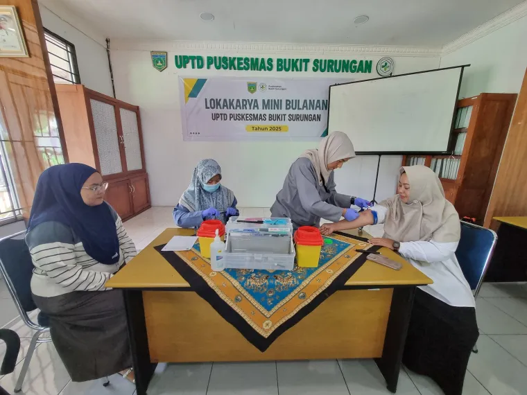 Suasana pemeriksaan labor di Puskesmas Bukit Surungan (Busur) bekerja sama dengan Labor Prodia Bukittinggi, Rabu (11/6/2025). Foto: Kominfo Padang Panjang