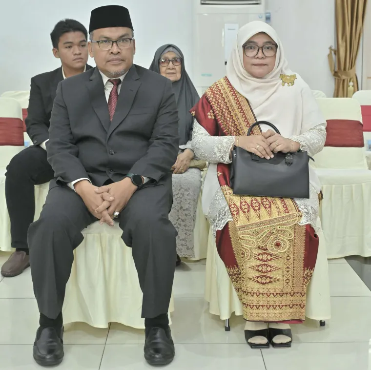 Arry Yuswandi, S.KM, M.KM Sekretaris Daerah (Sekda) Provinsi Sumbar yang baru bersama keluarga di Auditorium Gubernuran, Jumat (13/6/2025). Foto: Adpim Sumbar