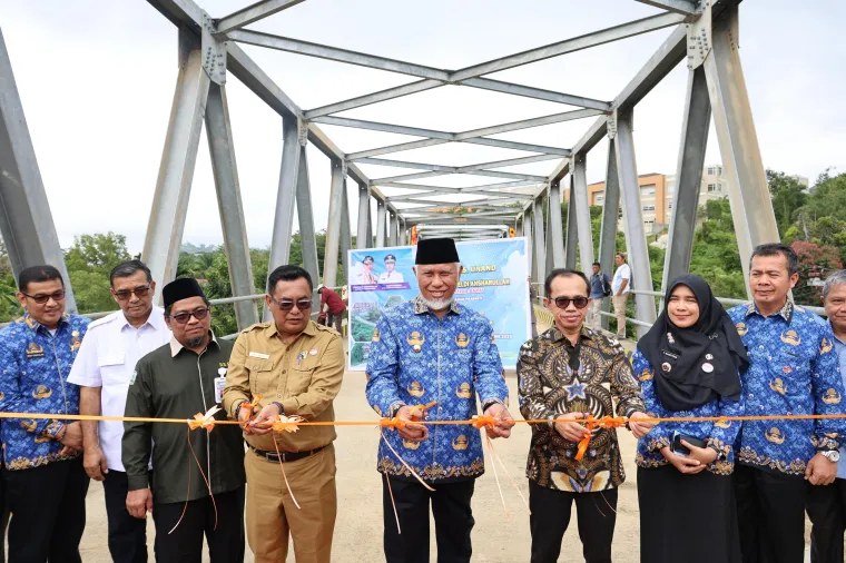 Gubernur Sumatera Barat (Sumbar), Mahyeldi Ansharullah meresmikan lima infrastruktur strategis berupa jembatan baru yang dibangun Pemerintah Provinsi Sumbar. Foto: Adpim Sumbar