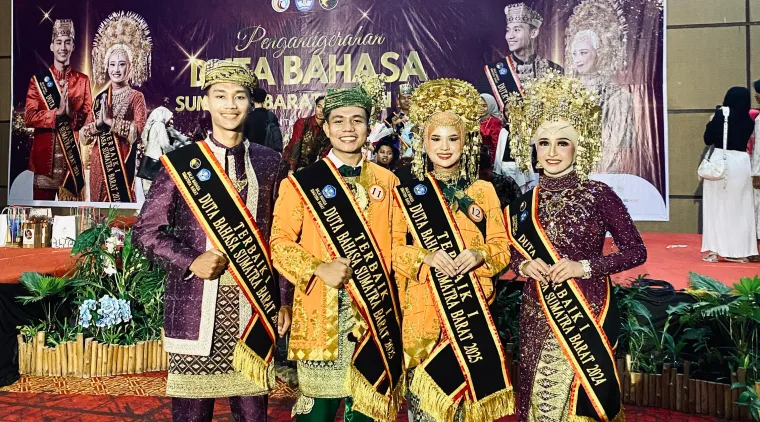 Lingga Anugera Pratama Mahasiswa Depbasindoda FBS UNP Terbaik 1 Duta Bahasa Sumatera Barat. Foto MR.