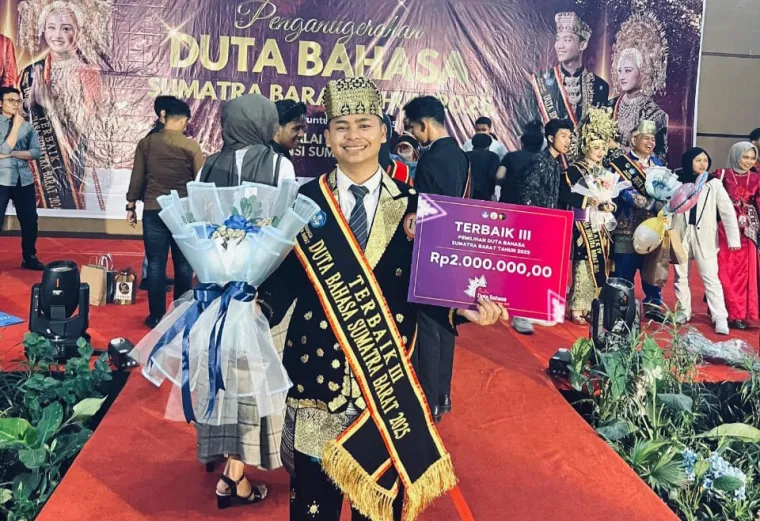 Ryan Hidayat Dalimunthe (Nim 2021) mahasiswa Program Studi Pendidikan Bahasa dan Sastra Fakultas Bahasa dan Sastra Inggris Fakultas Bahasa dan Seni Universitas Negeri Padang. Foto MR.