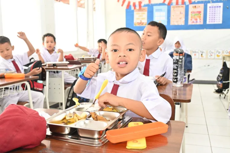 Ilustrasi pelajar sedanga menimati MBG. Foto: Humas BGN
