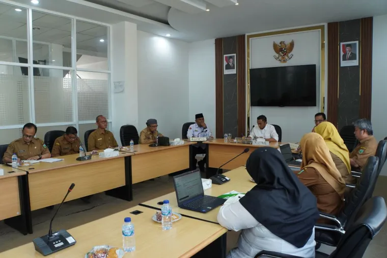 Wakil Wali Kota, Allex Saputra ketika pimpin Rapat Percepatan Pelaksanaan Program Makan Bergizi Gratis (MBG), Senin (16/6/2025) di Aula VIP Balai Kota. Foto: Kominfo Padang Panjang