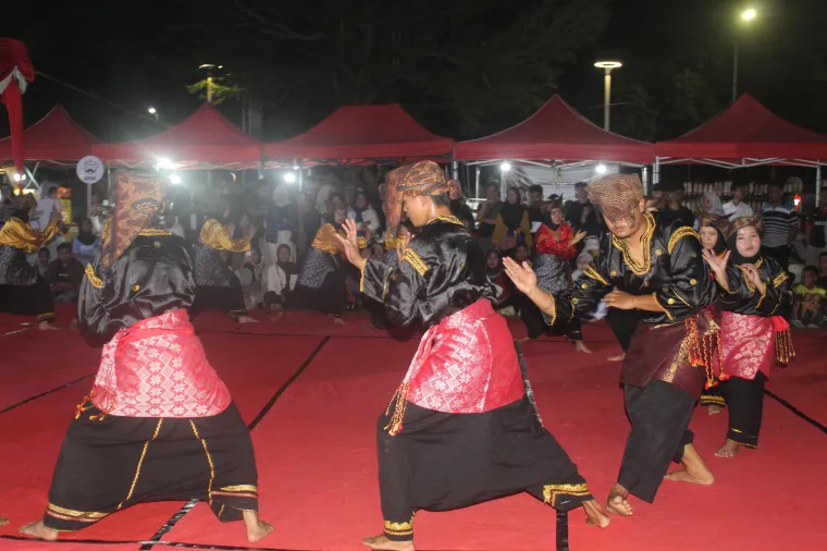 Pementasan kesenian randai di Minangkabau. Foto:Dok.Rika Bela Sari
