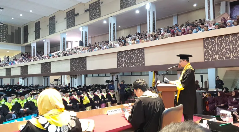 Rektor Universitas Negeri Padang pada Upacara Wisuda Periode Ke-139 pada Sabtu (28/6).