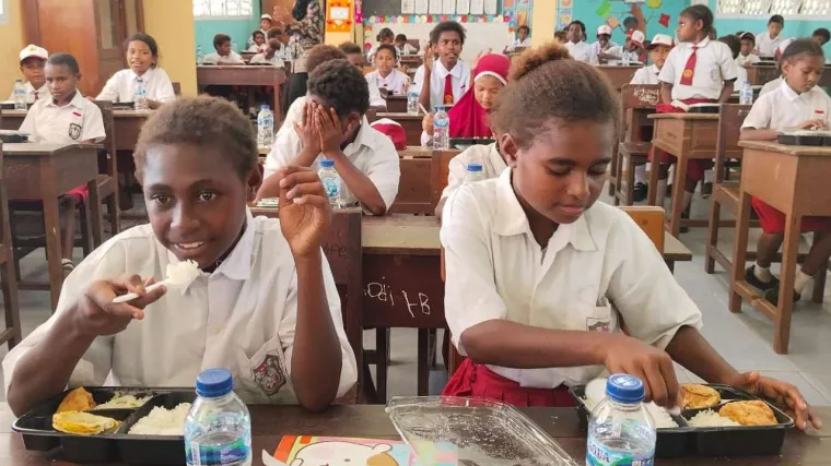 Pelajar Papua sedang menikmati makanan bergizi gratis. Foto: Dok.