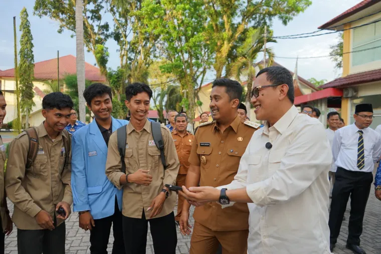 Wagub Vasko saat menyambut kedatangan Menteri P2MI (Perlindungan Pekerja Migran Indonesia), Abdul Kadir Karding, Senin (2/6/2025) sore.Foto:Adpim Sumbar