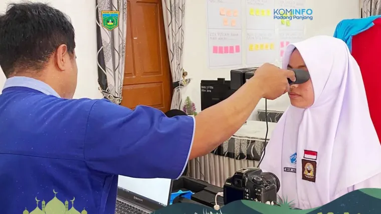 Suasana perekaman Biometrik Kartu Tanda Penduduk Elektronik (KTP-el) di Dinas Kependudukan dan Pencatatan Sipil (Dukcapil) Kota Padang Panjang. Foto: Kominfo Padang Panjang