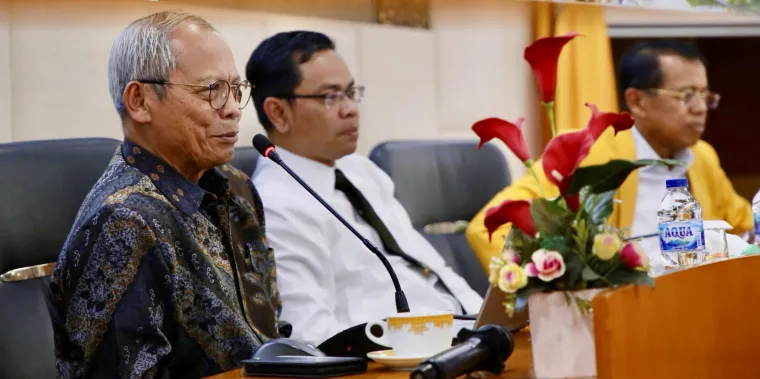 Ketua Umum LAMDIK, Prof. Dr. Muchlas Samani, ketika memberikan kuliah umum didampingi Rektor UNP Krismadinata, Ph.D, Senin (16/6/2025) di Ruang Sidang Senat Lantai 4 Gedung Rectorate and Research Center UNP. Foto: Humas UNP