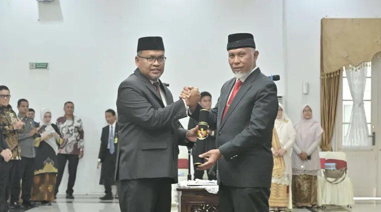 Sekretaris Daerah Provinsi Sumatera Barat (Sekdaprov Sumbar), Arry Yuswandi, S.KM, M.KM ketika menerima SK Presiden dari Gubernur Mahyeldi, Jumat(13/6/2025).Foto: Adpim Sumbar