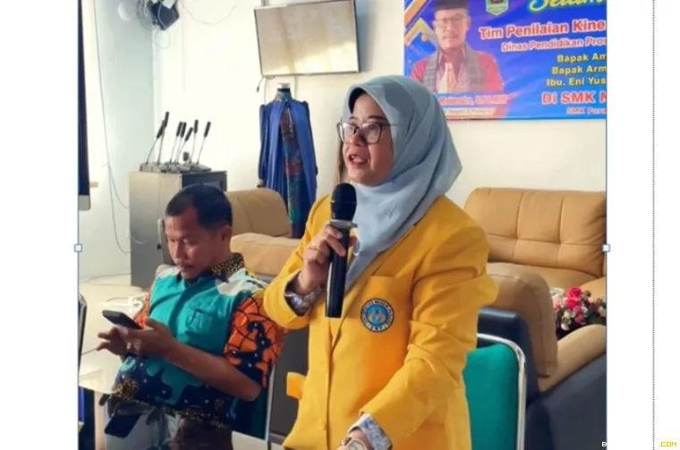 Ketua Tim PKM, Merita Yanita, S.Pd., M.Pd.T. ketika membuka kegiatan.