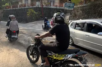 Kondisi kerusakan jalan di Kota Sawahlunto yang ditinjau Wakil Gubernur (Wagub), Vasko Ruseimy, Jumat (27/6/2025). Foto: Adpim Sumbar