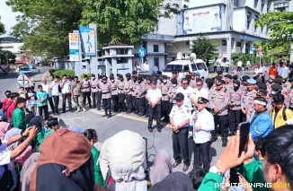 Wali Kota Payakumbuh Zulmaeta  menyambut kehadiran aksi demo mahasiswa di halaman Kantor Balai Kota Payakumbuh, Rabu (04/06/2025).