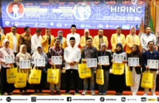 Rektor UNP, Krismadinata, Ph.D berpose dengan calon wisudawan periode ke-139, Jumat (27/6/2025) di Auditorium UNP. Foto: Humas UNP