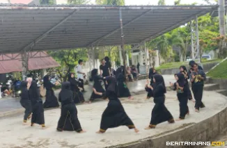 Mahasiswa Sastra Minangkabau Unand sedang latihan Randai. Foto: Revy Trisma Wahyuni
