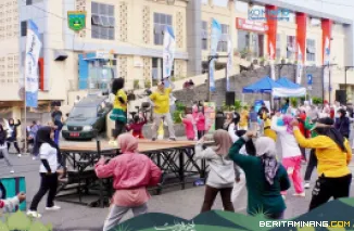 Suasana di Perempatan Jalan Imam Bonjol, tepatnya di kawasan Pasar Pusat, dipenuhi senyum dan semangat warga yang mengikuti Car Free Day (CFD), Ahad (15/6/2025). Foto: Kominfo Padang Panjang