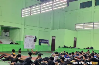 Suasana pelatihan Satuan Pengamanan (Satpam) yang digelar di Hall Badminton Bancalaweh Padang Panjang, Selasa (17/6/2025). Foto: Kominfo Padang Panjang