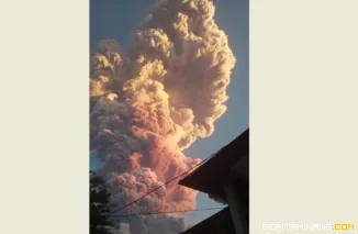 Gunung Lewotobi Laki-laki, Kabupaten Flores Timur, Nusa Tenggara Timur kembali erupsi Selasa (17/6) pukul 17.50 WIB. Foto: BPBD Flores Timur