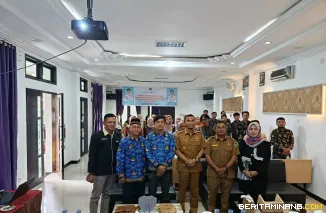 Para generasi muda Kota Padang Panjang yang mengikuti kegiatan Pelatihan Wirausaha foto dengan Wakil Wali Kota Allex Saputradi Hall Hotel Pangeran, Selasa (17/6/2025). Foto: Kominfo Padang Panjang