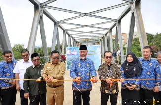 Gubernur Sumatera Barat (Sumbar), Mahyeldi Ansharullah meresmikan lima infrastruktur strategis berupa jembatan baru yang dibangun Pemerintah Provinsi Sumbar. Foto: Adpim Sumbar