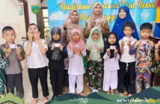 Anak pemilik KIA di Padang Panjang ketika memperlihatkan kartunya. Foto: Kominfo Padang Panjang