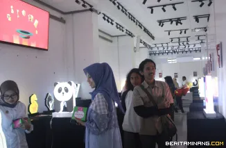 Suasana pameran mahasiswa Program Studi Desain Komunikasi Visual (DKV) Institut Seni Indonesia (ISI) Padangpanjang di Galeri Gedung Pertunjukan ISI, Senin (16/6/2025). Foto: Kominfo Padang Panjang
