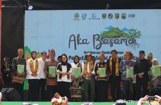 Bupati Limapuluh Kota H. Safni mendampingi Menteri Kehutanan Raja Juli Antoni bersama Ketua Komisi IV DPR RI Siti Hediati Hariyadi atau Titiek Soeharto membuka kegiatan gelar karya perhutanan sosial yang berlangsung di Taman Aka Barayun Lembah Harau