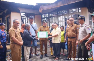 Pemko Payakumbuh bersama Badan Amil Zakat Nasional (Baznas) Kota Payakumbuh menyalurkan bantuan kemanusiaan kepada korban kebakaran yang terjadi di kawasan Nan Kodok, Kelurahan Tigo Koto Dibaruah, Selasa (10/06/2025).