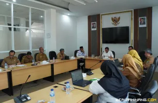 Wakil Wali Kota, Allex Saputra ketika pimpin Rapat Percepatan Pelaksanaan Program Makan Bergizi Gratis (MBG), Senin (16/6/2025) di Aula VIP Balai Kota. Foto: Kominfo Padang Panjang