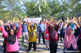 Peringatan Hari Lanjut Usia (HLUN) tingkat kota yang dipusatkan di Taman Batang Agam, Jumat (20/06/2025).
