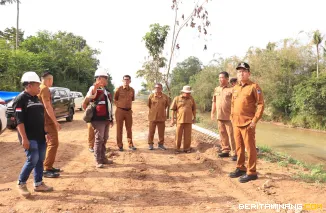 Wali Kota Payakumbuh Zulmaeta, meninjau langsung dua proyek besar, lanjutan normalisasi Batang Agam dan pembangunan Puskesmas Parik Rantang pada Senin (16/06/2025).