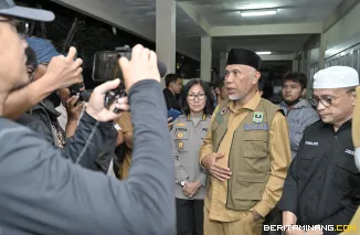Gubernur Sumatera Barat, Mahyeldi Ansharullah ketika diwawancarai wartawan di Padang, Kamis (19/6/2025). Foto: Adpim Sumbar