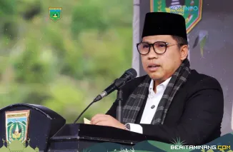 Wali Kota, Hendri Arnis saat menyampaikan sambutan saat Solat Iduladha di Lapangan Khatib Sulaiman Bancalaweh, Jumat (6/6/2025). Foto: Kominfo Padang Panjang
