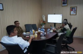 Wakil Gubernur Sumbar, Vasko Ruseimy, saat rapat bersama Badan Pendapatan Daerah (Bapenda) Sumbar. Foto: Adpim Sumbar