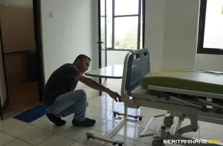 Suasana Inspeksi mendadak (Sidak) Rumah Sakit Umum Daerah (RSUD) Kota Padang Panjang, yang dilakukan Wali Kota, Hendri Arnis dan Wakil Wali Kota, Allex Saputra, Ahad (8/6/2025). Foto: Kominfo Padang Panjang