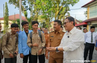 Wagub Vasko saat menyambut kedatangan Menteri P2MI (Perlindungan Pekerja Migran Indonesia), Abdul Kadir Karding, Senin (2/6/2025) sore.Foto:Adpim Sumbar