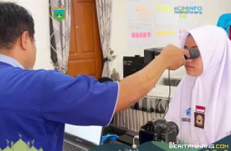 Suasana perekaman Biometrik Kartu Tanda Penduduk Elektronik (KTP-el) di Dinas Kependudukan dan Pencatatan Sipil (Dukcapil) Kota Padang Panjang. Foto: Kominfo Padang Panjang