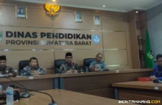 Kepala Dinas Pendidikan Sumbar, Barlius, menjelaskan daya tampung SPMB 2025 di kantornya, Kamis (19/6/2025). Foto:Adpim Sumbar