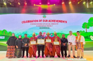 Bupati Lima Puluh Kota Safni Sikumbang, menerima piagam penghargaan bergengsi yang diserahkan langsung oleh Menteri Kehutanan RI, Raja Juli Antoni, di Auditorium Gedung Manggala Wanabakti, Jakarta, pada Selasa sore, (24/06/2025).