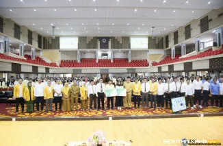 Rektor UNP Krismadinata, Ph.D dan Gubernur Sumbar Mahyeli foto bersama dengan para mahasiswa yang akan mengikuti KKN di Auditorium UNP, Senin (16/6/2025). Foto: Humas UNP