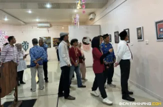 Wakil Walikota Padang apresiasi Pameran Seni Rupa Honestus di FBS UNP Kampus Air Tawar Padang. Foto MR.