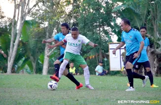 Suasana laga PS Pemko Padang Panjang kontra PJR FC di Lapangan Bola Kaki Padang Laweh, Kecamatan Sungai Tarab,  Kabupaten Tanah Datar, Rabu (11/6/2025).  Foto: Kominfo Padang Panjang
