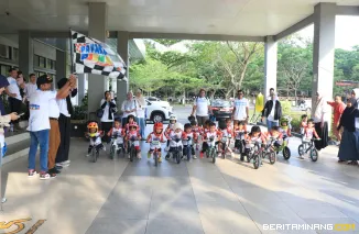 Kontingen Pushbike Kota Payakumbuh resmi dilepas oleh Wakil Wali Kota Payakumbuh Elzadaswarman di Halaman Kantor Wali Kota, Senin (30/6/2025).