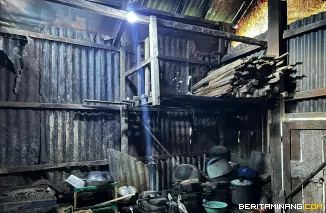 Kondisi rumah warga di RT 23 Kelurahan Guguk Malintang, Kecamatan Padang Panjang Timur yang kondisinya cukup memprihatinkan. Wakil Wali Kota Padang Panjang, Allex Saputra tinjau rumah tersebut, Sabtu (7/6/5/2025). Foto: Kominfo Padang Panjang