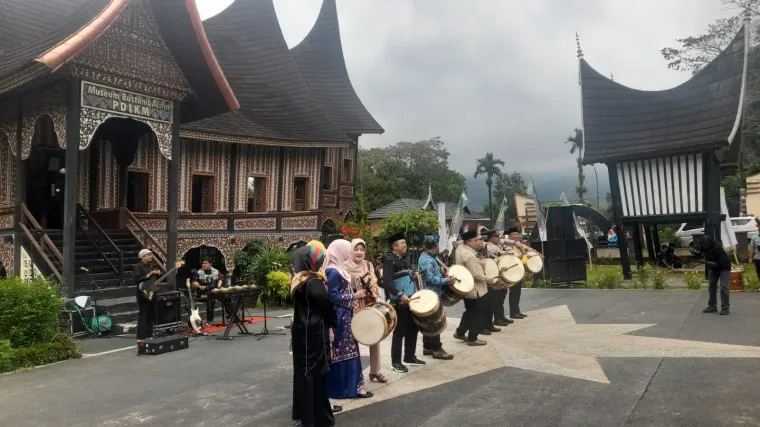Suasana pembukaan Festival Pamenan Minangkabau (FPM) #2 di halaman Rumah Gadang PDIKM Padang Panjang, Sumatera Barat, Sabtu 26 Juli 2024. Foto: Rokcvalva/BeritaMinang