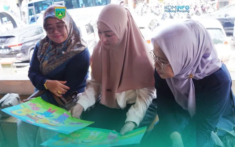 Bunda Literasi Kota Padang Panjang, Ny Maria Feronika Hendri didampingi Ketua GOW, Ny Sri Wahyuni Allex, Ketua DWP, Ny Sri Hindayani Sonny dalam rangkaian kegiatan Festival Literasi, Ahad(27/7/2025) di PDIKM. Foto: Kominfo Padang Panjang