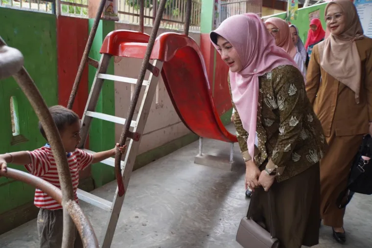 Bunda PAUD, Ny. Maria Feronika Hendri, ketika melakukan kunjungan ke beberapa lembaga Pendidikan Anak Usia Dini (PAUD) di Kota Padang Panjang, Senin (28/7/2025). Foto: Kominfo Padang Panjang