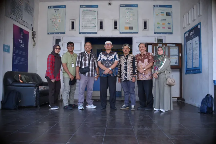 Kadis Kominfo Padang Panjang, Ampera Salim, Kadis DPK, Yan Kas Bari foto bersama usai pertemuan dengan Komunitas Seni Hitam Putih (Afrizal Harun, Sahrul N, Kurniasih Zaitun, dan Ali Sukri), Kamis (24/7/2025). Foto: Humas Panpel